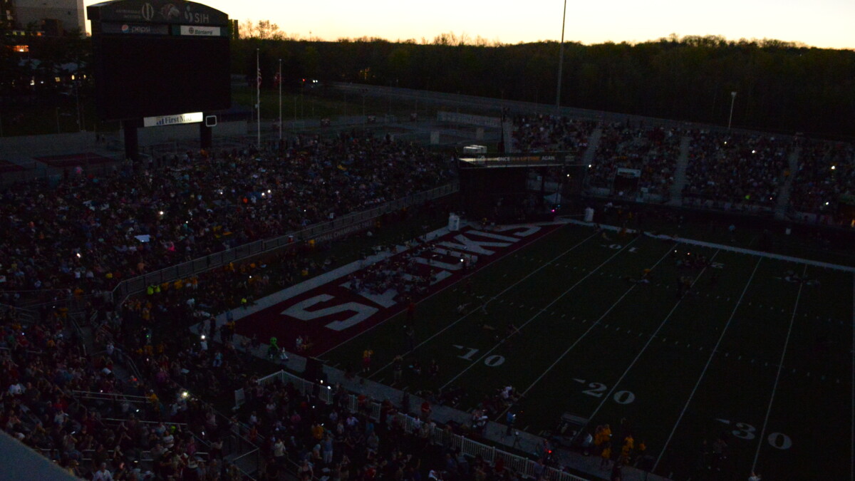 Thousands take in the total solar eclipse at Saluki Stadium - Vimarsana News
