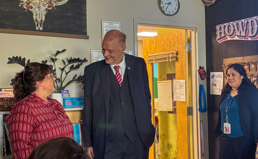 Before walking out, Horne smiled for a photo with Ms. Mann.