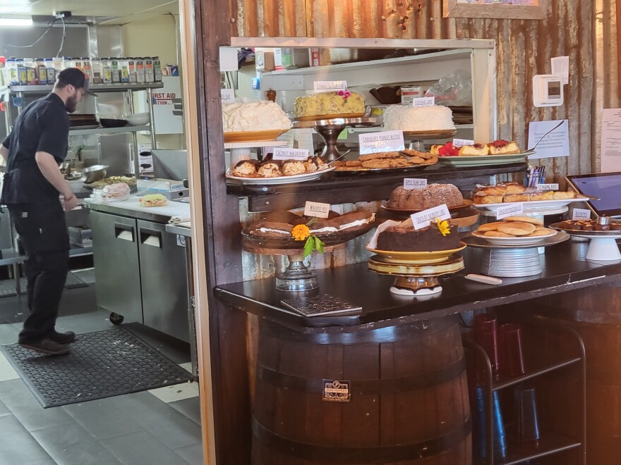The best seat in the house at Jesse Pepper’s Smoke Shack is at the counter where there is a view into the action into the kitchen and a chance to study the dessert display.