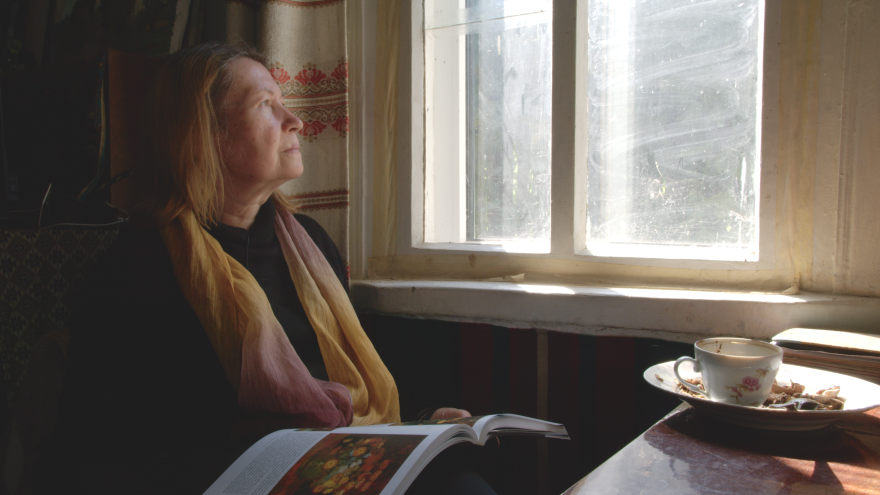 "Flowers Beyond the Dark" documents the early days of the 2022 Russian invasion in Ukraine and the people affected, including Natalia, an artist.