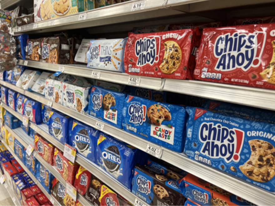 Galletas en una tienda que van desde oreos hasta chips a la vista