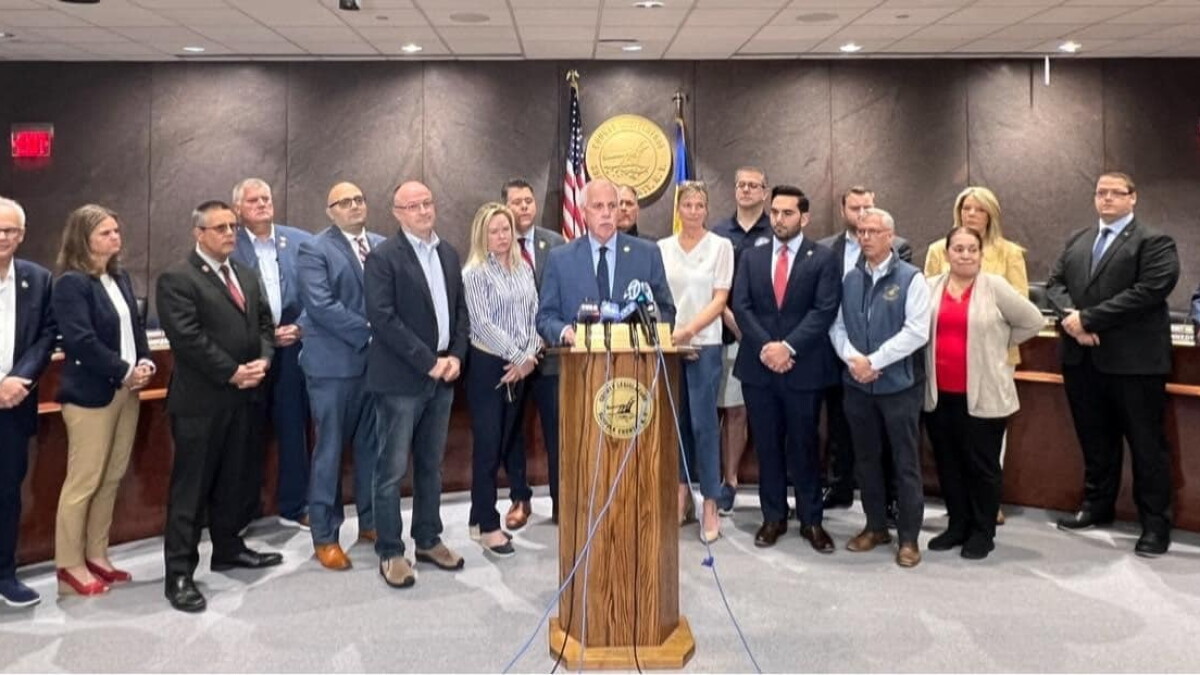 Suffolk County lawmakers, advocates gear up for legal fight over housing migrants - Vimarsana News