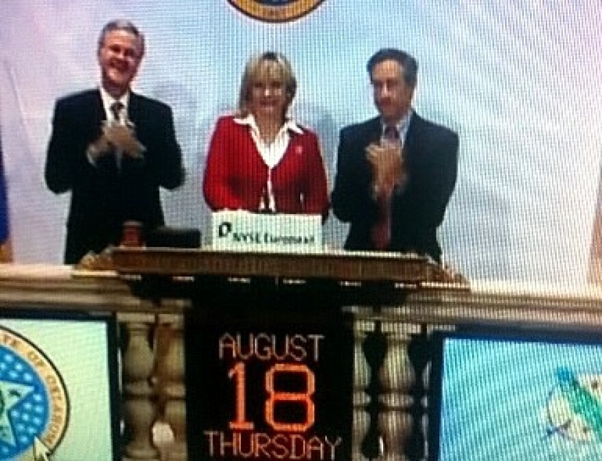Governor Fallin rings the opening bell.