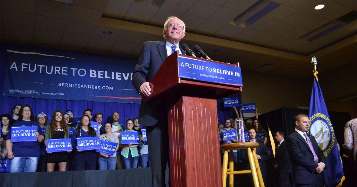 [Slideshow] Bernie Sanders Supporters Pack Paducah Convention Center WKMS