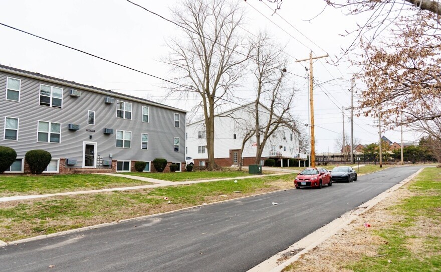 El tiroteo ocurrió en la cuadra 700 de Franklin Avenue en Normal. Es una zona situada justo al sur de las vías del tren, con una mezcla de apartamentos y casas ubicadas entre ISU y el complejo Carle BroMenn Medical Center.