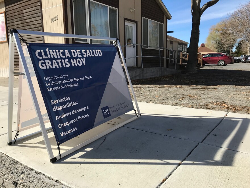 A sign on a sidewalk in Lovelock, Nevada, advertises a free health clinic in Spanish.