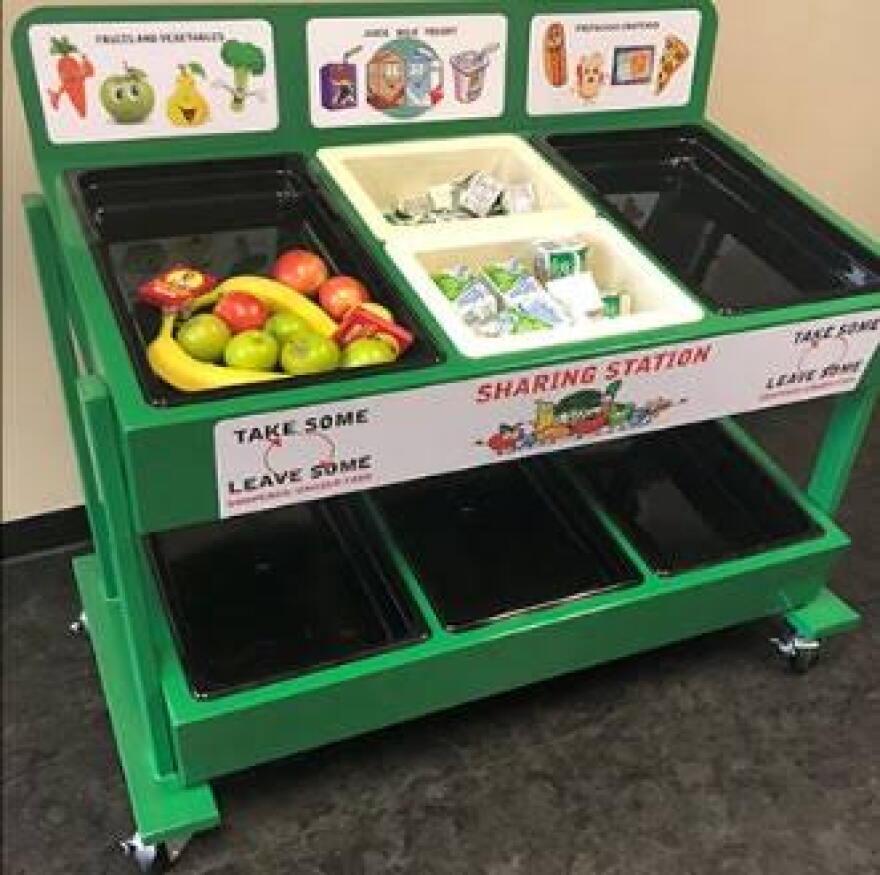 A share table with free food for students.