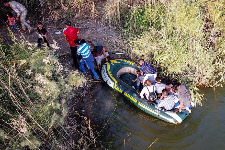 migrants-crossing-rio-grande-_cbp