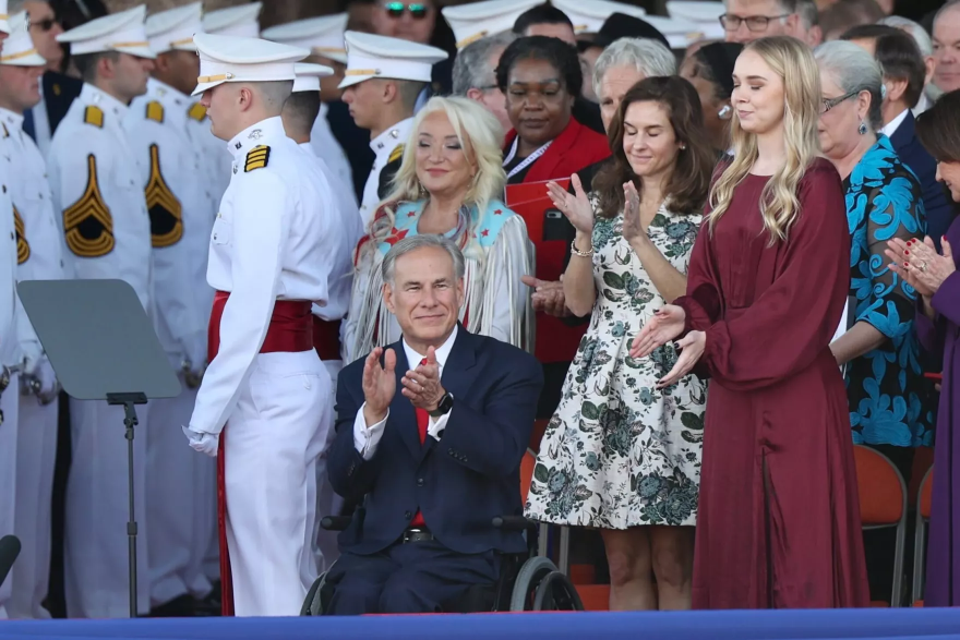 El gobernador Greg Abbott prestó juramento para un tercer mandato el martes, frente al Capitolio de Texas.