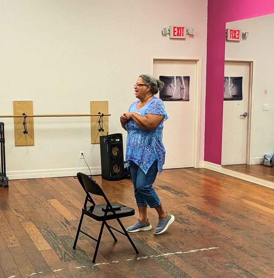 ASL Instructor teaches 'Hunchback' class sign language