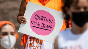 Una mujer de Texas demandó el derecho a un aborto de urgencia.