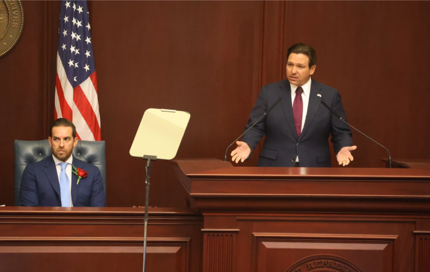 El gobernador Ron DeSantis y el presidente de la Cámara de Representantes, Daniel Pérez, el martes 13 de enero de 2026, durante el último informe sobre el Estado del Estado de DeSantis.
