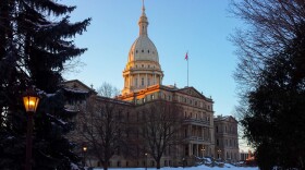 La ley de registros públicos de Michigan se aplicaría a la Legislatura y a la oficina del gobernador según algunos de los primeros proyectos de ley presentados en la nueva sesión legislativa del miércoles.
