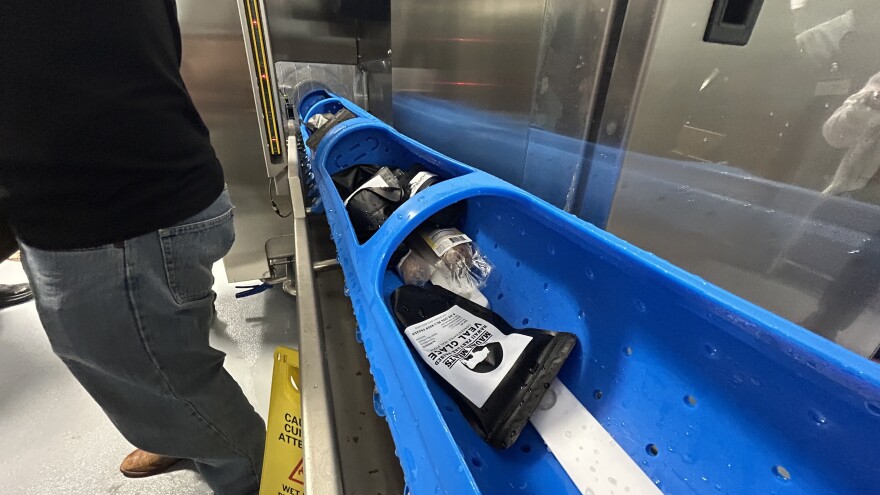 Packaged food comes out of the Hiperbaric chamber. (July 17, 2025)