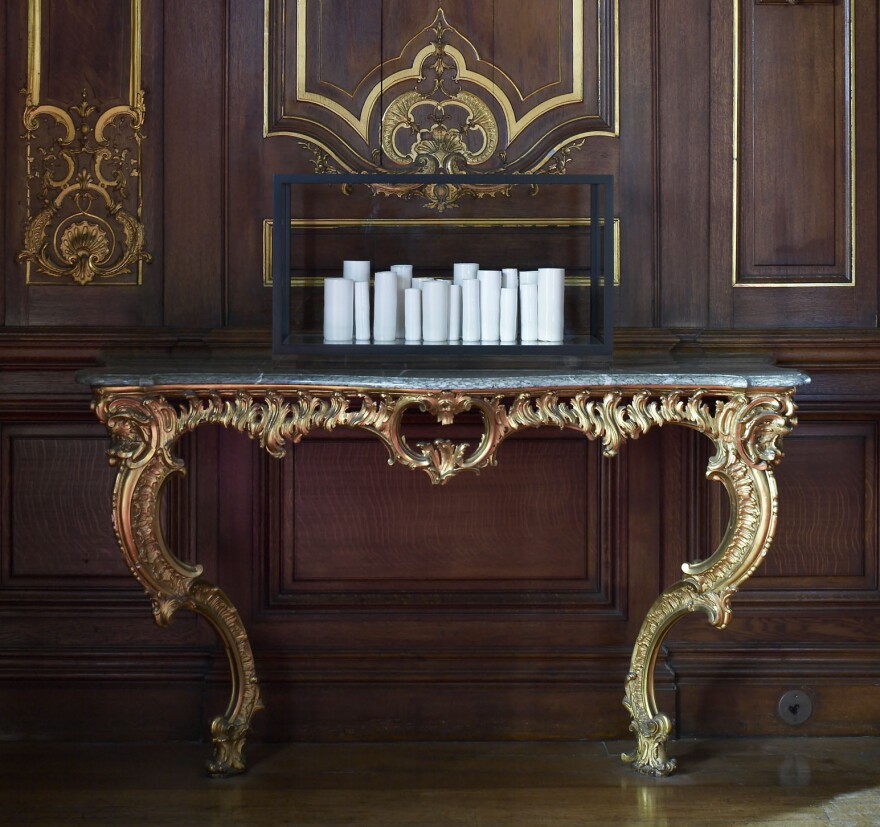 De Waal's 2012 work <em>between two breaths</em> is on display in the Breakfast Room. It is made up of 43 thrown porcelain vessels contained in two glass vitrines with black aluminum frames.