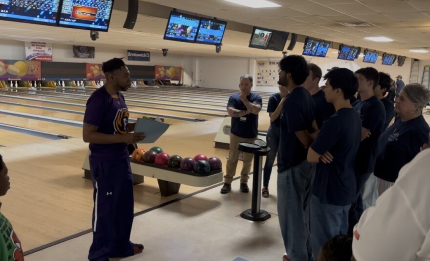 Corey Williams (left) addresses Haven Hospice attendees during the event. The group put together a 10-player team in support of Williams.