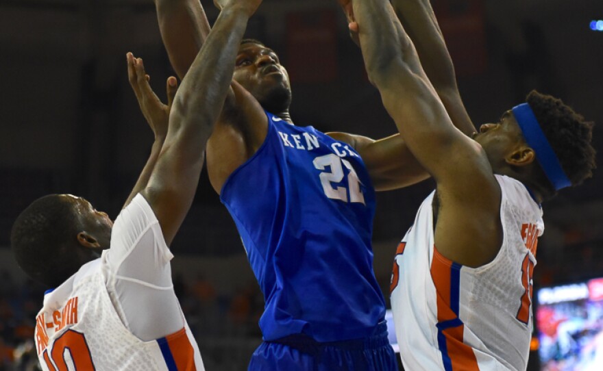 Kentucky’s Alex Poythress (22) rises up between Florida defenders Florida’s Dorian Finney-Smith (10) and John Egbunu (15) in the first half. (Greenberry Taylor/WUFT News)