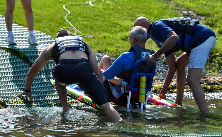 A mat helps guide waterskiiers out of the water.