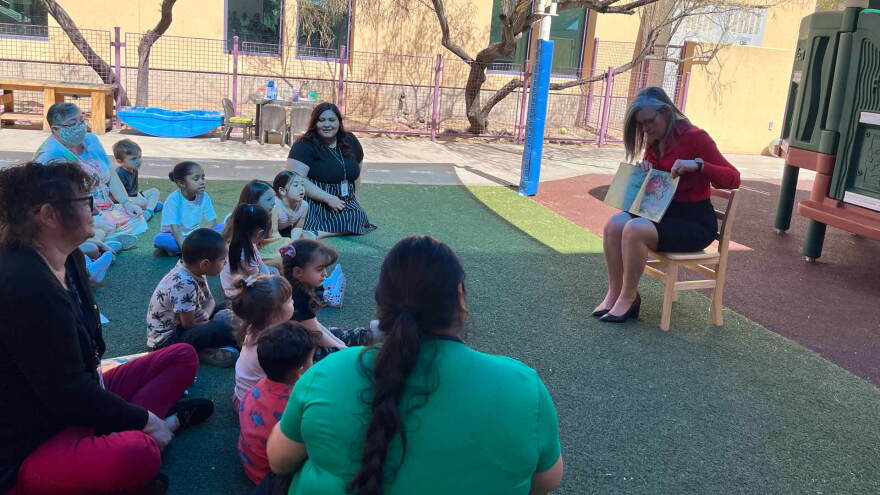 Hobbs reads to kids