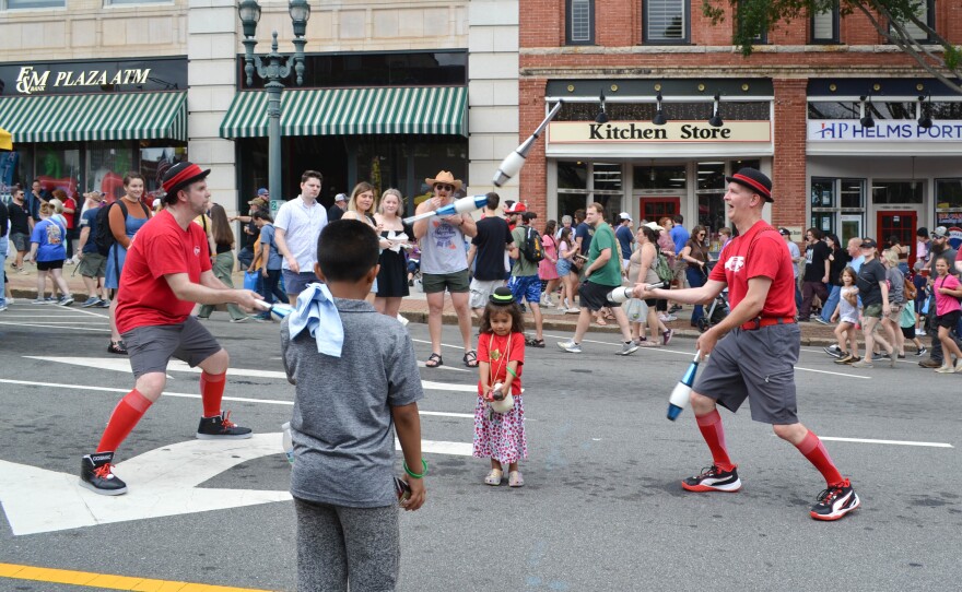  Jugglers throw objects over small child in Salisbury street 