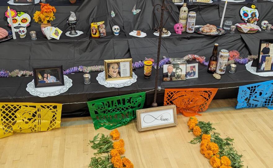 Ofrendas en el evento del Día de Muertos de Rockford el 29 de octubre.