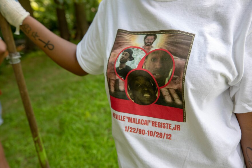 healing-garden-shirt-ryan-lindsay-wnpr-08063029-15.jpg