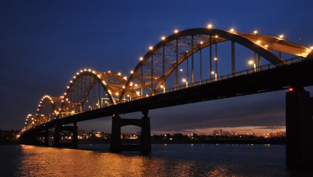 The five arches of the Centennial Bridge (which opened in 1940) have been lit since 1988, when River Action led a "Lights! River! Action!" campaign for the lighting.