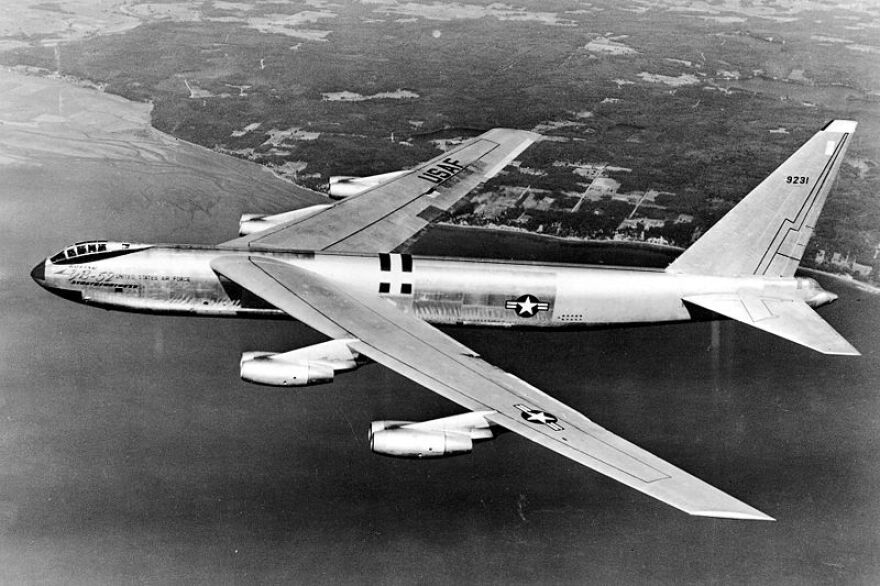 Side view of YB-52 bomber - https://commons.wikimedia.org/wiki/File:YB-52sideview.jpg