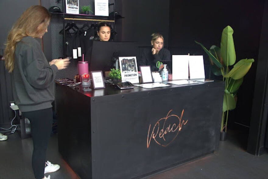 Brandi Krytusa, líder corporativa y entrenadora de clases grupales, parada a la izquierda con las empleadas de recepción. Foto por: Marina Meretz.