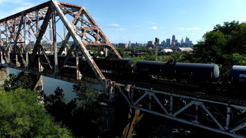 A train crossing the Cincinnati Southern Railway bridge over the Ohio River.