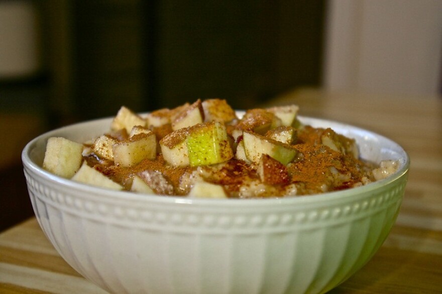 Apple Cinnamon Oatmeal, What I ate for breakfast today