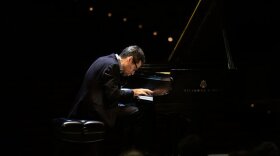 Jonathan Biss playing piano