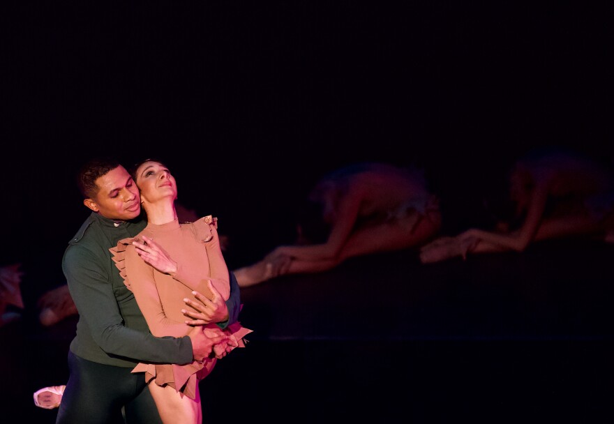 Brandon Ragland and Erica De La O in Louisville Ballet's "Swan Lake."