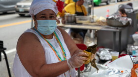 Neuza Cohelo O'sullirah prepara los bocadillos con una receta familiar.