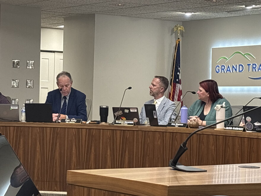 Traverse City city attorney Dan Kelly answers questions about the prowling ordinance in a city commission meeting while seated next to City Manager Benjamin Marentette and Mayor Amy Shamroe. (IPR News / Maxwell Howard)