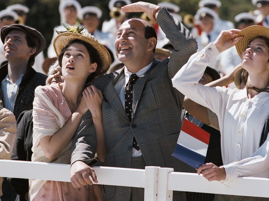 Felipe (Kad Merad) tries in vain to win Patricia away from the son of a prosperous shopkeeper.