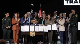 El gobernador Ron DeSantis sostiene algunos proyectos de ley que firmó.