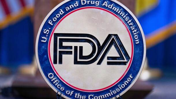 ARCHIVO - El logo de la Administración de Alimentos y Medicamentos de Estados Unidos (FDA, por sus siglas en inglés) se ve en el auditorio del edificio Hubert Humphrey en Washington, el 22 de abril de 2025. (AP Foto/Jose Luis Magana, Archivo)