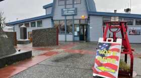 A “vote here” sign outside of the Kodiak Harbormaster’s Office. (Photo: Kirsten Dobroth/KMXT)