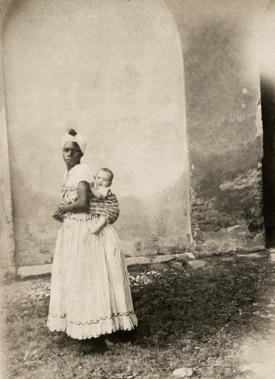 Black woman with white child on her back. Bahia, 1860.