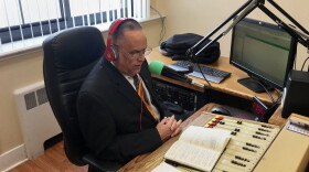Felix Viera Garcia hosting "Hablando En Serio" in 2018.
