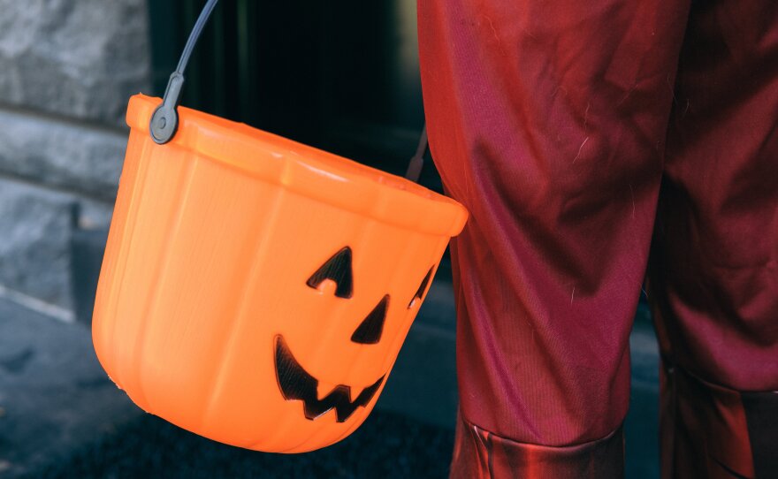 halloween-trick-or-treat-pumpkin-bucket.jpg