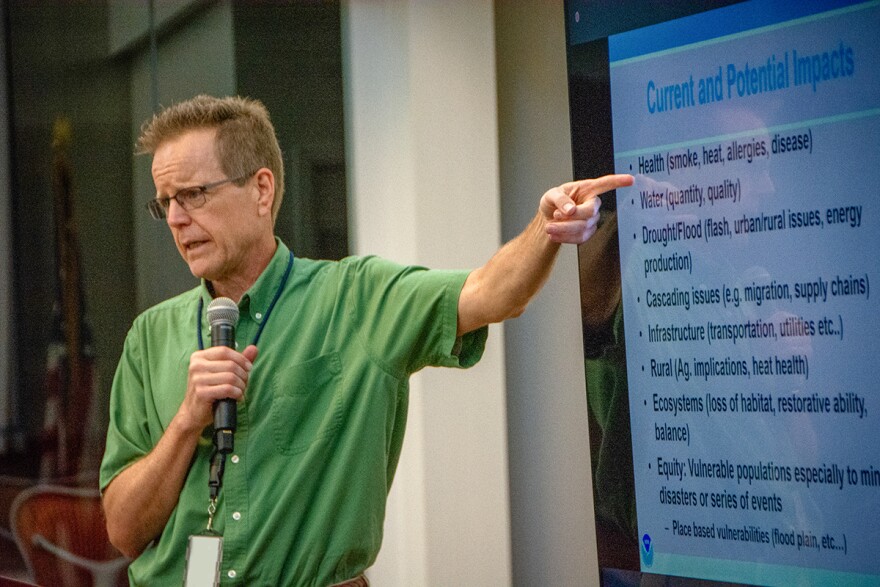 डौग क्लक ने पिछले साल की शुरुआत में सेवानिवृत्त होने से पहले 33 वर्षों तक राष्ट्रीय समुद्री और वायुमंडलीय प्रशासन में काम किया। हालाँकि वह चला गया, फिर भी वह बैठकों की मेजबानी करना जारी रखता है जहाँ मध्यपश्चिमी हितधारक क्षेत्र की जलवायु पर चर्चा करते हैं।