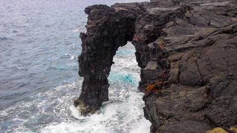 A picture of the Hōlei Sea Arch from 2014, before its collapse.