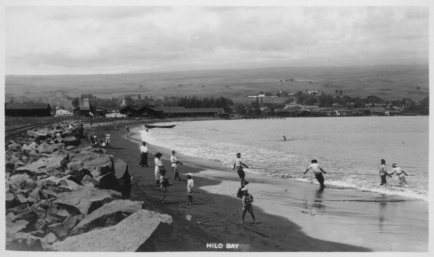 People on the beach of Hilo Bay, Hawaiʻi Island, in 1928.