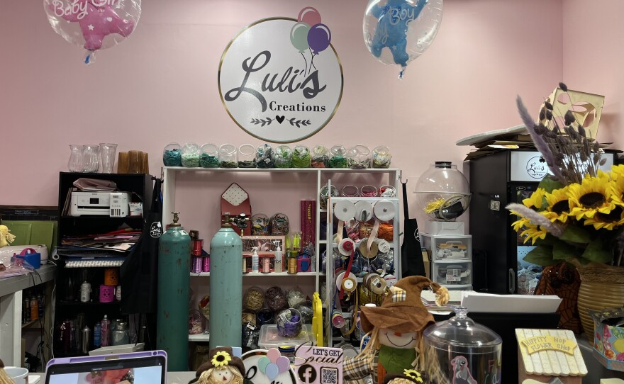 Luli's Creations specializes in floral design, balloon art and event decorations.