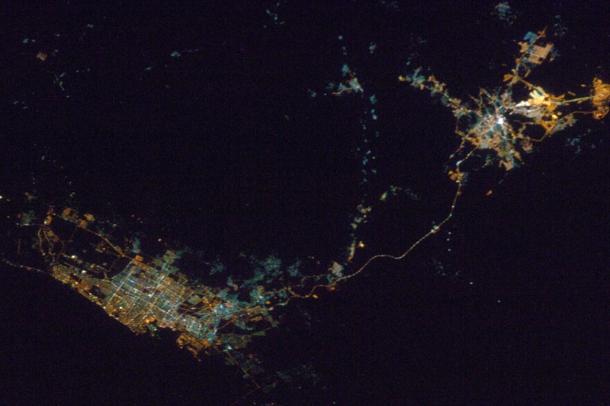 A single highways connects Jiddah, Saudi Arabia on the left with Mecca on the right