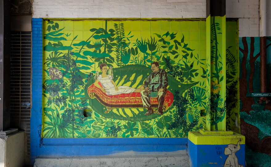 A mural depicting Frida Kahlo and Diego Rivera painted by Paul Chelstad. 