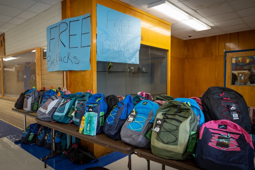 Se proporcionan mochilas gratuitas a los estudiantes de McCallum High School.