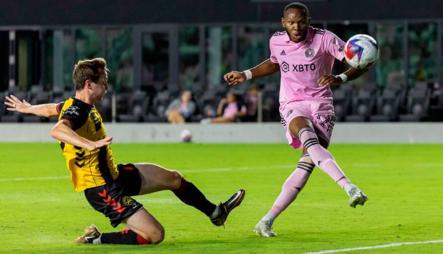 El delantero de Inter Miami Shanyder Borgelin (derecha) falla un tiro contra Charleston Battery en un partido en el estadio DRV PNK en Fort Lauderdale el 9 de mayo de 2023.